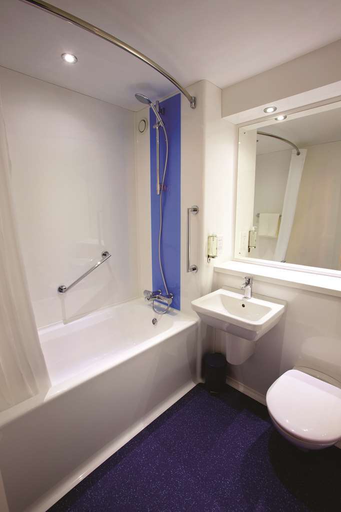 Travelodge Lutterworth Leicester Room photo